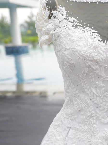 White Wedding Dress - setengah bagian kiri