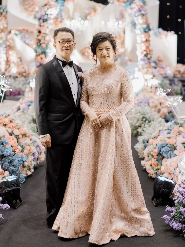 Gaun Mama Pengantin mewah warna peach dengan brocade bermotif halus dan taburan manik-manik, karya Fifilia.