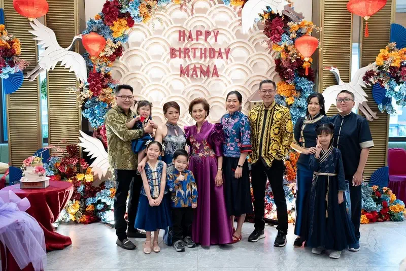 Foto keluarga besar acara ulang tahun. Semua Kemeja Batik, Dress Pesta dan Cheong Sam diuat oleh Fifilia.