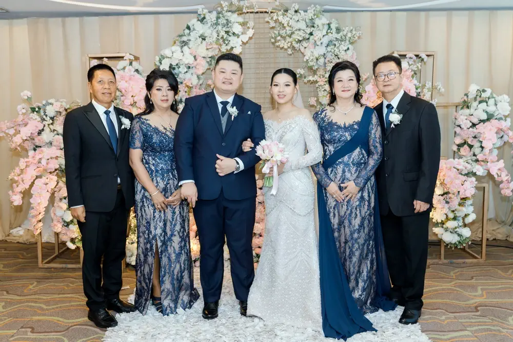 Foto keluarga pasangan pengantin dan orang tua masing-masing mereka. Semua Gaun Mama Pengantin dibuat oleh Fifilia.