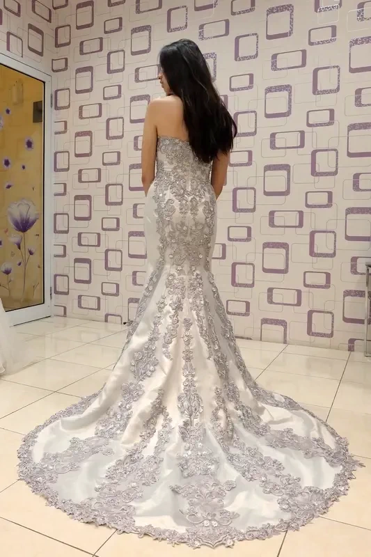 Gaun Sweet 17th mewah warna silver dengan taburan payet dan brokat silver. Gaun karya Fifilia.