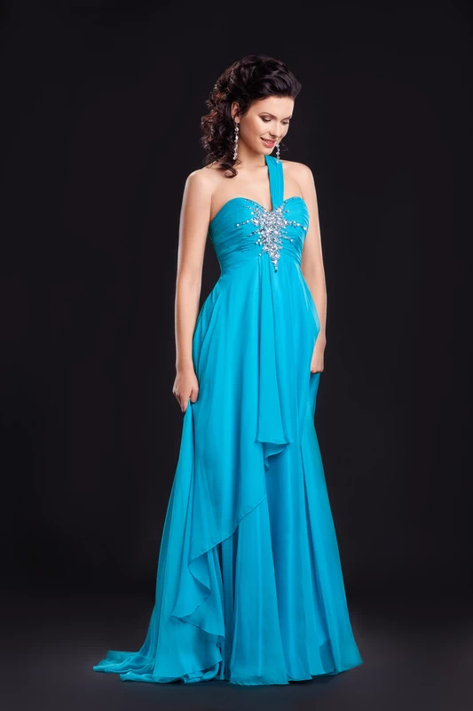 Simple elegant evening dress warna biru langit.