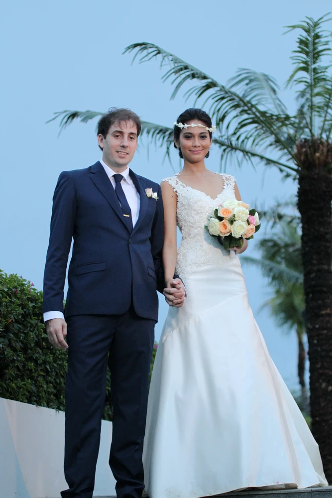 Gaun Pengantin Putih Elegant lengan pendek karya Fifilia.