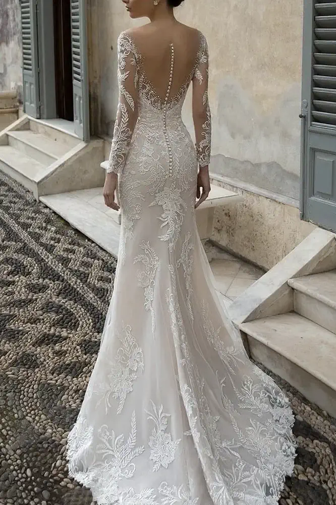 Gaun Pengantin putih rok panjang semi-tail dengan hiasan penuh brokat dan payet.