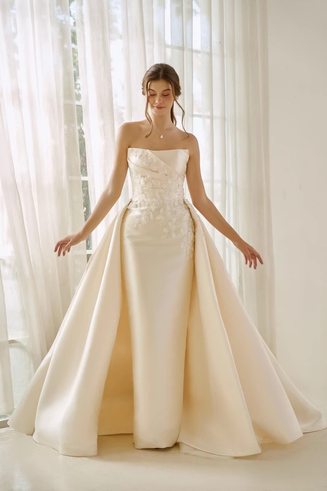 Gaun Pengantin putih hiasan payet rok circle tipe Art, atelier Fifilia.