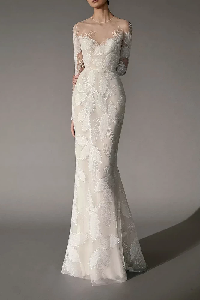 Gaun Pengantin putih dengan kain bercorak bunga.