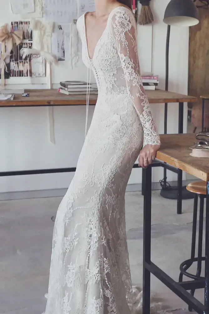 Wedding dress putih leher terbuka rok lurus semi-fit badan.
