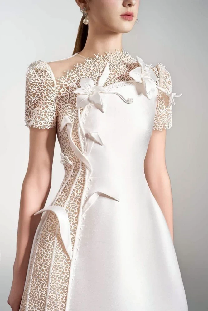 Wedding Dress putih dengan hiasan bunga 3D atelier Fifilia.