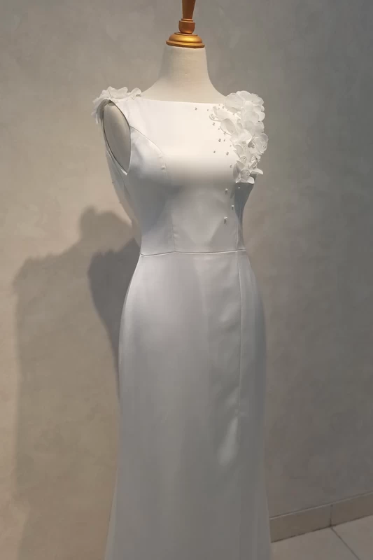 Formal Dress putih yang simpel dan elegan. Karya Fifilia.