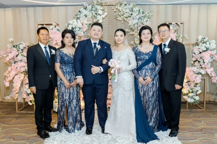 Foto keluarga pasangan pengantin dan orang tua masing-masing mereka. Mom dress karya Fifilia.